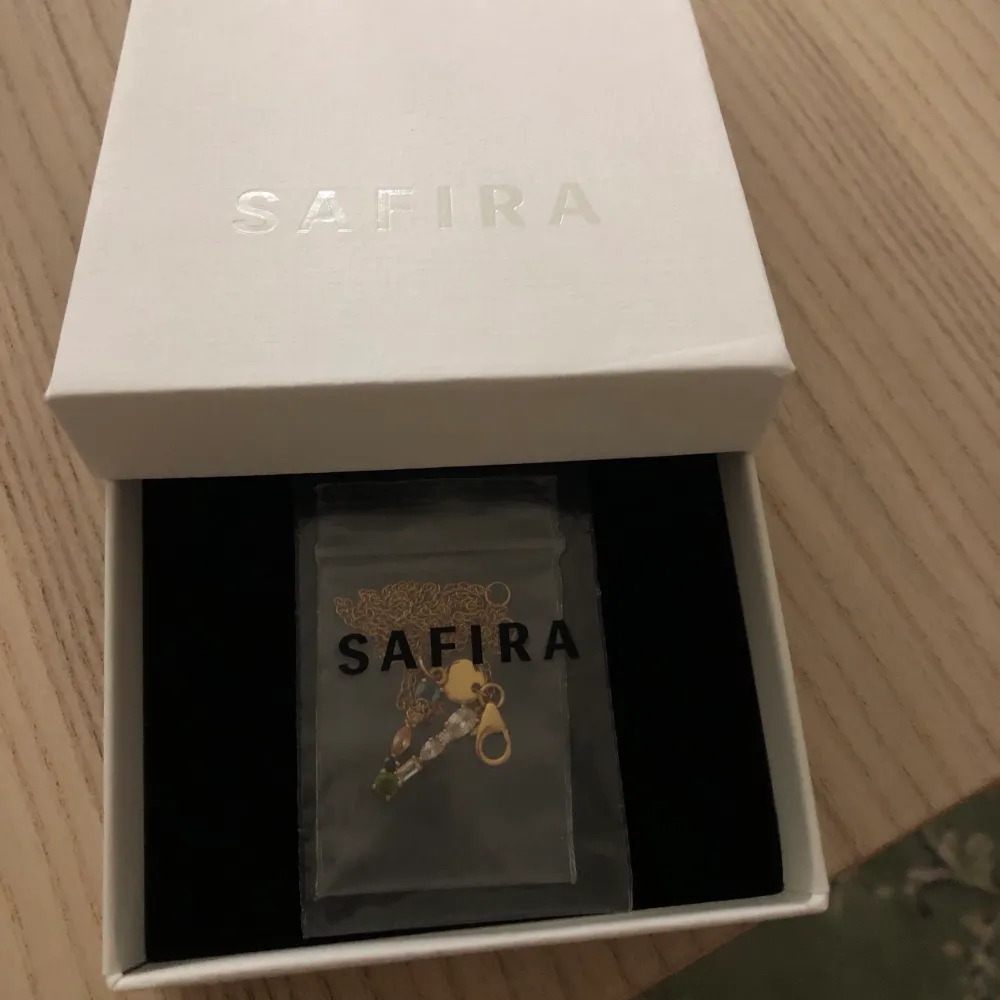 Säljer letter necklace (V) från Safira. Halsbandet är 40-45cm långt. Det är oanvänt och orginalförpackning, oöppnat. Säljes för 400kr, ursprungligt pris 499kr.. Accessoarer.