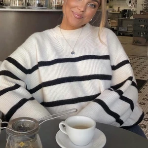 Zara tröja  - Säljer denna fina stickade tröjan från zara!! Nyskick, storlek s men passar även xs, så fin till våren 💓 