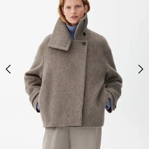 Arket kappa - Intressekoll på denna sjukt snygga och populära kappan från Arket! Köpt för 1750kr och är även helt slutsåld! Aldrig använd och har lappen kvar! Hör av er vid intresse och för fler bilder!🤩💕 Säljer endast vid bra bud.