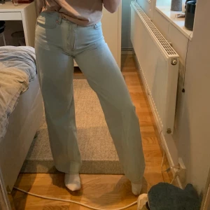 Jeans från Junkyard - Ett par snygga jeans från Junkyard i strl 26. Använda ett par gånger. Har fler ljusa och använder knappt aldrig längre därför säljer jag dom. Köparen står för frakt!!