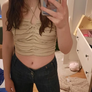 Linne - Säljer detta sjukt fina linnet som är perfekt till sommaren. Säljer då det inte används och bara hänger i  garderoben. Den är mer färgstark i verkligheten. Skriv om du har frågor eller vill se fler bilder 💖💖💖