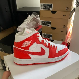 Jordan 1 mid syrascue - Snygg jordan 1 mid i storlek 37,5