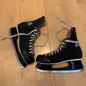 Skridskor  - Säljer pga att dom inte passar längre, dom är lite slitna å några år gamla men annars funkar dom perfekt att åka med👌 osäker på märke å storlek men tror de e ”daoust” och storlek 44-45, skydd ingår. Du väljer frakt själv beroende på om du vill ha spårbart eller inte👍