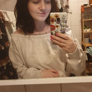 Off- shoulder hoddie  - Ny off- scoulder hoddie i beige färg med resår upp och nertill. Otroligt mjuk insida. Endast testad. 