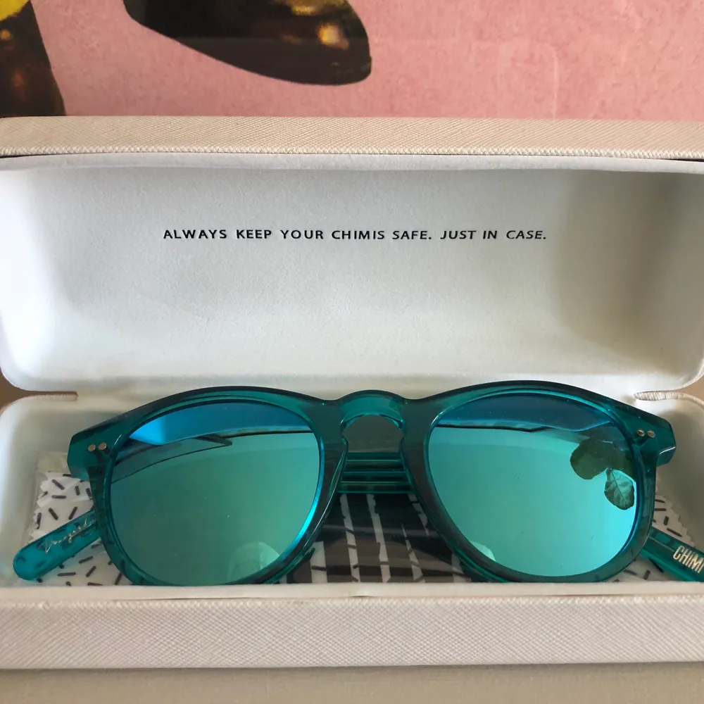 Chimi glasögon med blått spegelglas. Modellen 002 och färgen aqua. . Accessoarer.