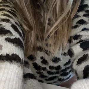 Stickad tröja - En sjukt fin stickad tröja med djurprint från hm. Har haft denna ett tag och bara använd några gånger. Men det är i väldigt bra kvalitet. Passar mig som brukar bära storlek S 💖 Ny pris på denna var 359 men jag säljer för 199