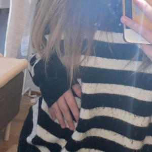 Stickad randig tröja - En trendig stickad tröja från hm. Köpte nyligen och bara använd några få gånger. I storlek M men sitter fint på mig som brukar bära S då jag gillar oversized💗 Köpt för 249 men säljer för 139