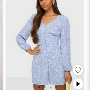 Vacker sommarklänning  - Aldrig använd, vacker klänning från Nelly 💙 