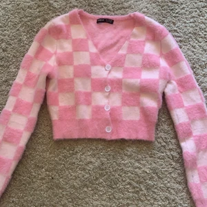 Fluffig rosa tröja  - Fin fluffig tröja från shein andvänd 3 gånger ungefär och ser helt ny ut.