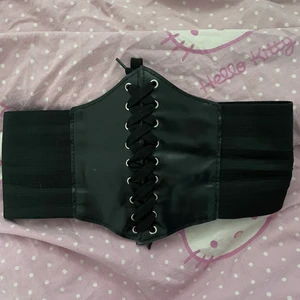 Korsett skärp - Skit snygg att styla med! Har testat den några ggr men passade inte riktigt mig! 