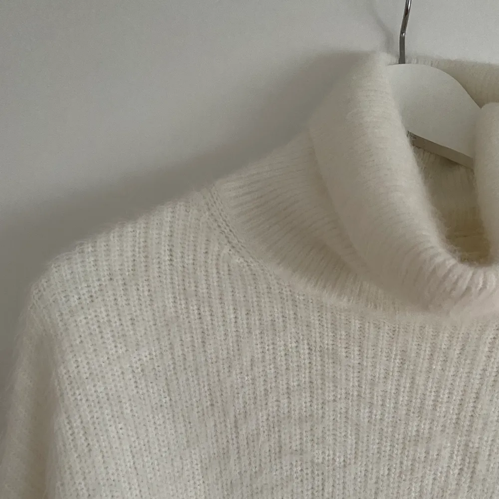 Säljer den här vita stickade tröjan från H&M, har endast använt ett fåtal gånger så den är i bra skick. Tröjan har polokrage, och lite kortare i modellen. Strl XS. . Stickat.