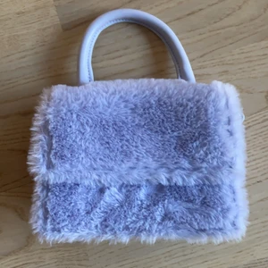 Mini handväska fuskpäls Monki Blå - En mini handväska från Monki i fluffig fuskpäls blå/lila. Möts upp i Stockholm eller så står köparen för frakt 💜