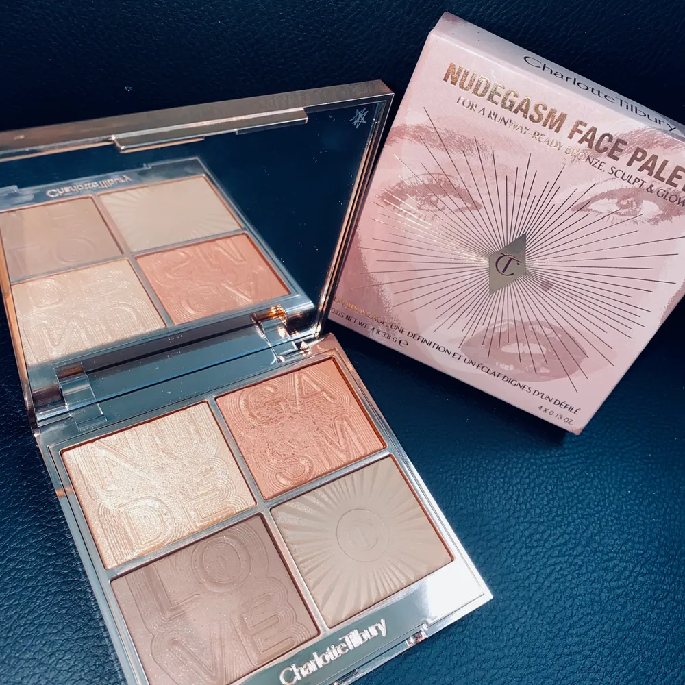 Intressekoll på nya och unika multipaletten (ansikte & ögon) ifrån Charlotte Tilbury! Givetvis äkta, köpt genom Asos. (Bronzer, Blush, highlighter) och är bra pigmenterade & håller hela dagen ☀️ Inköpt för 819kr-är öppen för prisförslag dock ej skambud tack! Den är lite använd så därmed i jättefint skick!  . Skönhet.