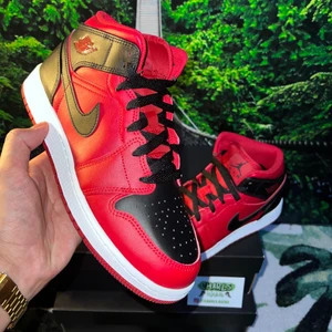 Air Jordan 1 Mid Reverse Bred 🕹 - Air Jordan 1 Mid Reverse Bred 🕹  Storlek: -37.5 -39  Pris:1699kr  Pm:a för att säkra dina skor 🌟