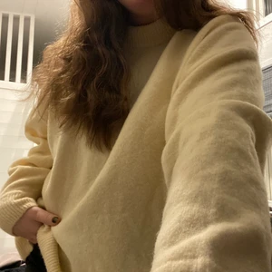 Stickad tröja🤩 - Gul stickad tröja från hm, strl. M. Köpare står för frakt 📦 