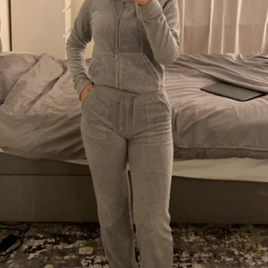 Juicy couture  - Hej! Säljer min juicy då den inte kommer till någon användning, inget alls fel på setet. Ser helt ut som ny. Skriv för fler bilder . Koftan str S och byxorna Xs . Passar för S. Köparen står för frakten och kan mötas upp!💓💓