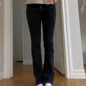 Jeans - Midwaist Bootcut jeans från Pull&Bear med knappar som ”gylf” och slits. Passar långa då jag är ca 170 (första bilden).🌸  urtvättade men inget som stör.