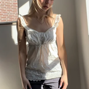 Fin vit topp  - Gullig vit topp/blus men den har en reva i ryggen… kan dock lösas snabbt med en synål och tråd 😆