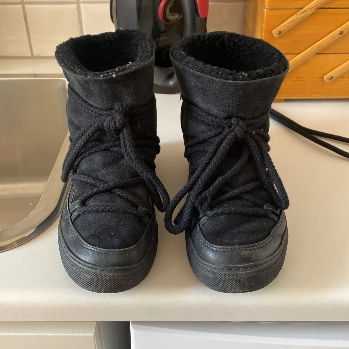 Inuikii skor svarta stel 37