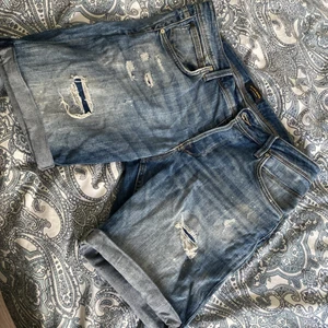 Jack&Jones - Använt 1-2 gånger o inte mer , så om du är intresserad av att köpa så har du chansen nu att köpa,  passa på snart sommar 😀