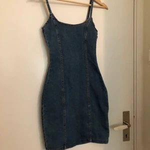 Klänning  - Fin blå jeans klänning från hm i storlek 32. Aldrig använd, nyskick. Köparen står för frakten (45kr). 