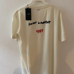 Saint Laurent T-shirt  - En SL tee Retail va 3900 Kr köpt på Haiendo storlek M, fits TTS/ lite oversized 