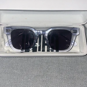 Chimi  - Säljer mina ass snygga chimi glassögon i färgen litchi ❤️helt nya inga repar Elr sprickor 🥰 startar budgivning men är inte riktigt säker om jag ska sälja 💕