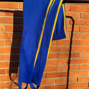 Mjukis byxor💙 - Snygga mjukis med band långt ned💙💛