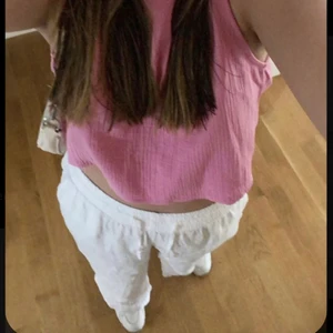 Linne byxor - Säljer dessa skitsnygga linne byxor så dem ej passar mig längre! Första bilden är lånad, dem är liknande dem på bilden!💕Om ingen är intresserad så kan pris diskuteras annars får man buda! Använda typ 3 ggr!📦