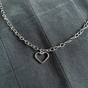 gulligt hjärt halsband - säljer ett oanvänt hjärt halsband (ej äkta silver)! super gulligt och passar till allt💗 frakt: 12kr