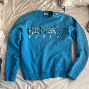 Kenzo Paris tröja babyblå S - Kenzo Paris tröja från NK, säljer den för använder den inte längre, bra skick utan anmärkning 