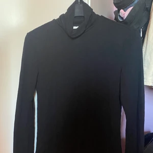 Polotröja - Tunn polotröja från H&M i storlek xs 💖 Endast testad. Passar även om du har s. Kontakta gärna mig ifall du har några frågor! 