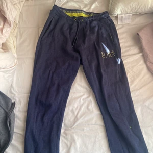 Hugo boss green Mjukisbyxor, str M - Köpta för något år sedan, normal passform, inget slitage och säljer dom för jag jag använder dom inte längre 