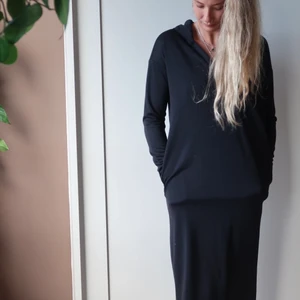 Svart klänning  - Med luva, okänd storlek men jag är vanligtvis en S. Frakt tillkommer 
