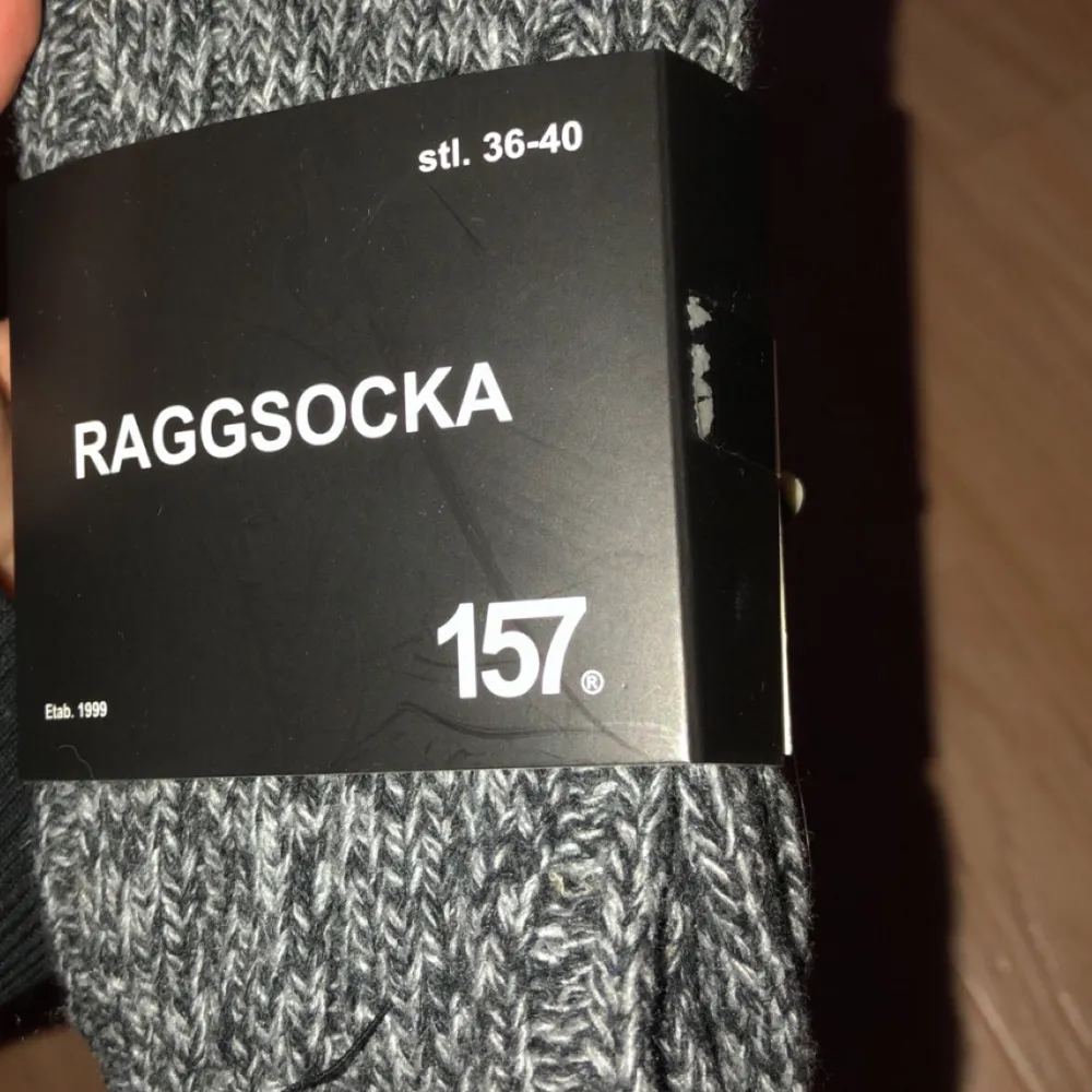 Helt nya raggsockar från lager157, skitsnygga till hösten, sköna, varma, praktiska, men som sagt även snygga att dra upp lite högre, eller ”skrynkla” dem nertill. Säljes för jag har för många.✨. Stickat.