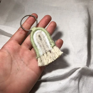 ~nyckelring~ - Här får ni se en jättefin nyckelring. Den kan du ha på både din nyckelknippa eller på din väska. Den kostar 50kr. PS den tar ungefär en timme att göra. Hoppas att ni gillar den🥰