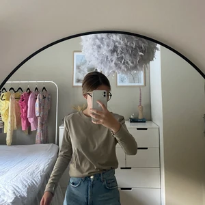 beige/brun tröja  - beige/brun tröja från Ginatricot med puffärm, aldrig använd & prislapp kvar. Nypris 249kr, mitt pris är 35kr+frakt. Storlek XS. 