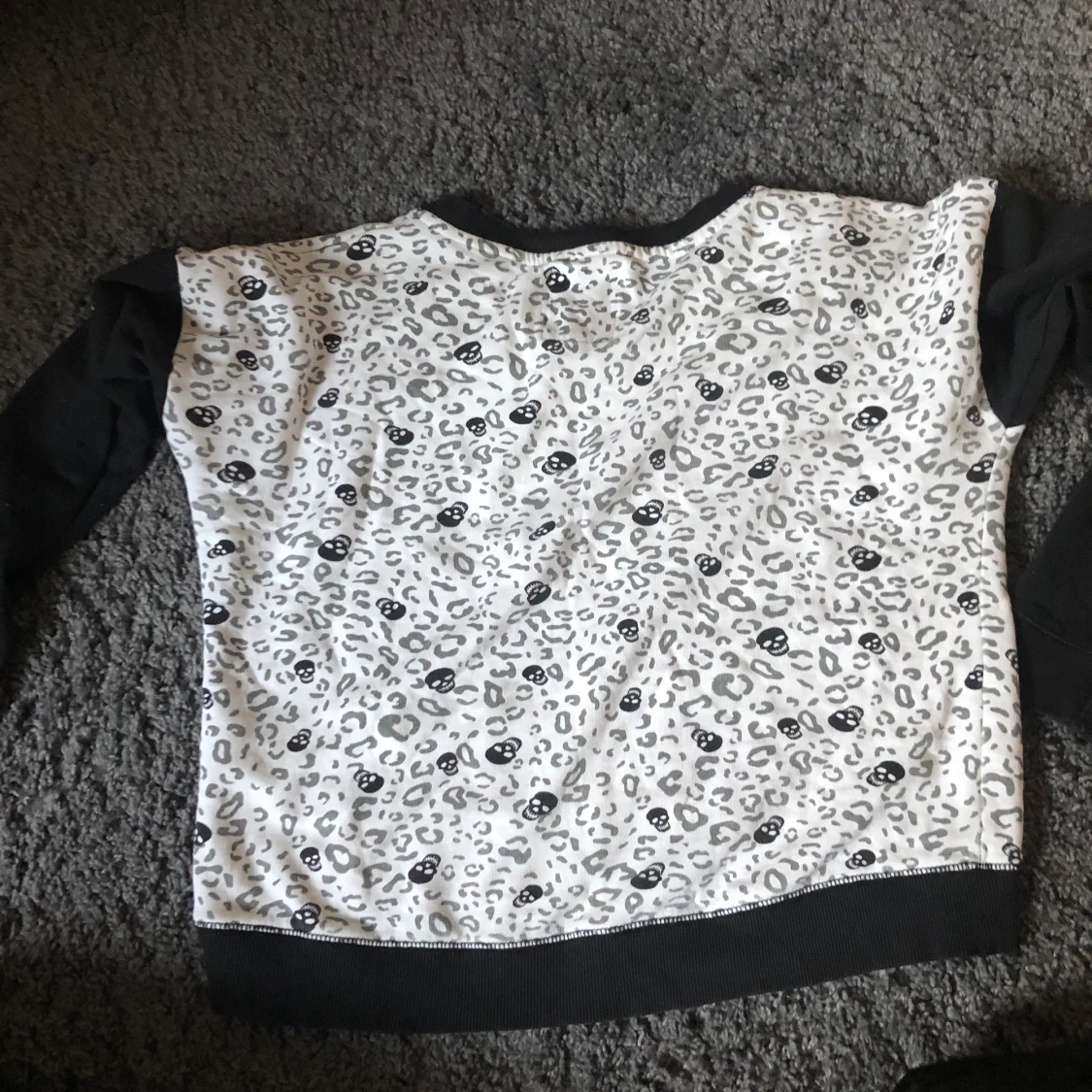 Säljer en svart vit collegetröja!  - 27