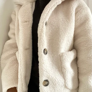 Fluffig Jacka - En jätte mysig och skön teddyjacka perfekt till vintern och hösten. Den är i storlek 34 (dock lite oversized). Som bilden visar har den 2 stora fickor som rymmer mycket! Priset kan diskuteras och betalning sker via swish. Kostnad tillkommer även för frakt. 