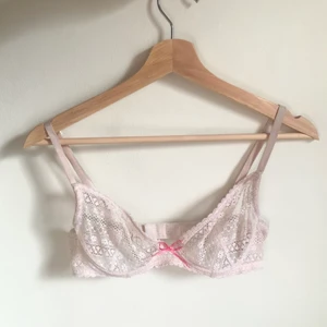 Vintage söt bh - spets bh utan vaddering (som jag tagit ut) i en puderrosa färg! väldigt söt och tidslös, ifrån HM. Storleken är 75B men passar en C-kupa bättre än en B-kupa skulle jag säga<3 säljs då den är för stor för mig!