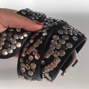 2000s bälte - As coolt 2000-tal bälte som jag köpte här på plick men kommer knte till användning!🥰💗 Pris+Frakt!