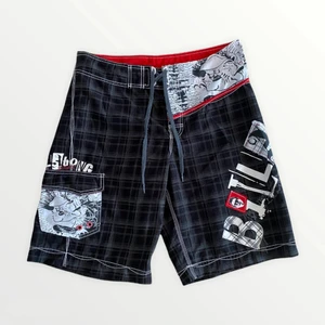 Billabong shorts - Ett par snygga vintage shorts/badbyxor från Billabong. I fint skick. Storlek 34 = M. För fler bilder kontakta mig! ⚠️ Var god följ budgivningens regler ⚠️