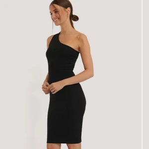 Klänning  - En ribbad klänning från na-kd. Inte använd jättemycket! Det är inga fläckar den är som ny. Nypris:249kr kan fraktas. Säljer den för 60kr + frakt pga att jag vill få den såld för att den bara hänger i garderoben❤️⚡️