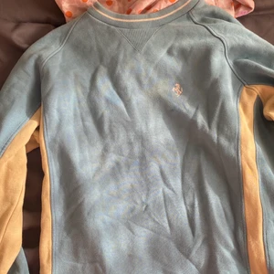 Retero fila x Ferrari collab sweater - Oldschool någorlunda använd fila x Ferrari sweater, säljer för att den är inte riktigt min stil längre. Ljusblå, med lite gulvita detaljer, sällsynt tröja från en limited kollektion som inte längre går att köpa. Storlek M, sitter lite baggy på mig som har storlek S