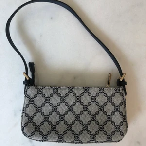 Mini baguetteväska  - Mini baguetteväska från Mango. Köpt förra året och enbart använd 1 gång så den är i nyskick. 