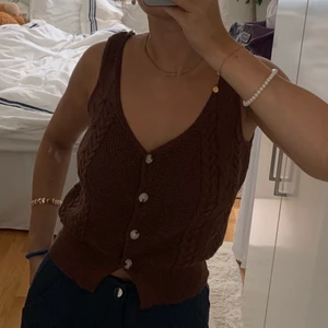 Brun stickad väst - Säljer min superfina stickade väst som tyvärr inte kommer till användning!! 💞köparen står för frakten men jag möter även upp i Lund💞