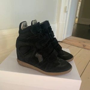 Isabel Marant - Isabel Marant skor i mycket bra skick. Använda Max 10 gånger. Storlek 36. Pris 2000 kr. 🤍🤍🤍