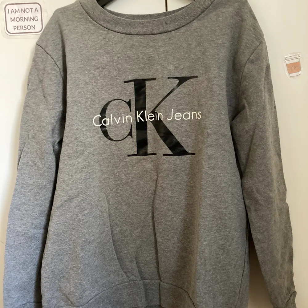 Stor Calvin Klein tröja storlek S men mer som M-L . Hoodies.