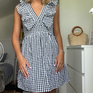 Rutig klänning - Säljer denna goding från nakd. Helt oanvänd med prislappen kvar. Svin nice nu i höst med ett par kängor och typ en skinnjacka💕