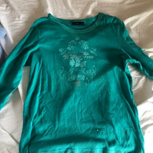 Vintage tröja - Grönblå långärmad tröja i tightare modell. Används tyvärr inte tillräckligt av mig, därför väljer jag att sälja den vidare :( Jättesnygg till jeans! 